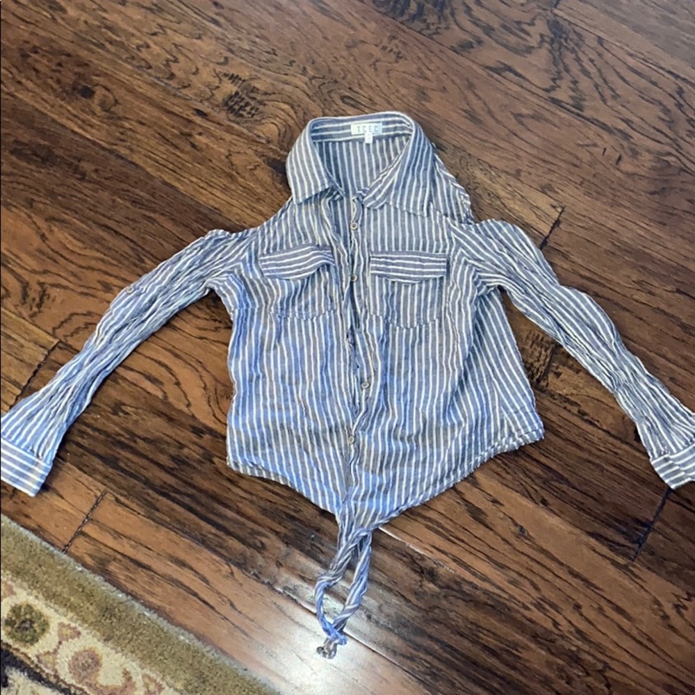 Cold shoulder button up